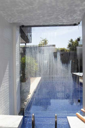 Som de alto padrão, só que com caixas menores, também acompanha os usuários da sauna.