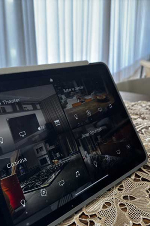 Todos os espaços da casa podem ser visualizados na tela do iPad, que permite acionar os recursos da automação.