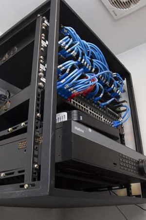 Detalhe técnico importante: todo os equipamentos da casa são interligados neste rack, instalado num cômodo à parte.