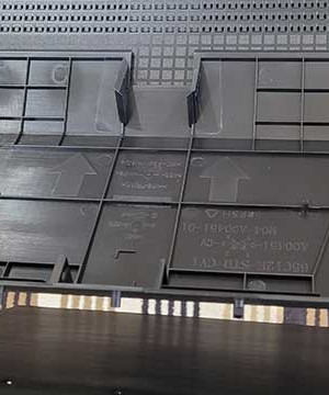 Suporte ultrafino produzido pela TCL, pode ser adquirido à parte.