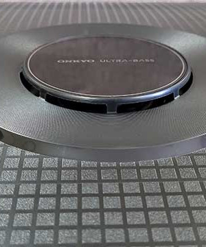 O woofer Onkyo embutido no painel traseiro dá mais peso aos graves na TV TCL.