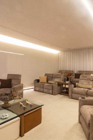 Na sala de home theater, poltronas de cinema e controle total da iluminação.