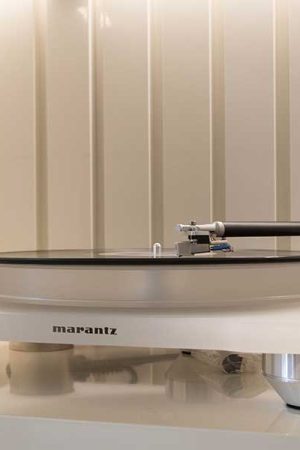 Detalhe do toca-discos de vinil, com design futurista.