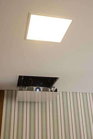 Aqui, o projetor da brinquedoteca, mais usado durante a noite.