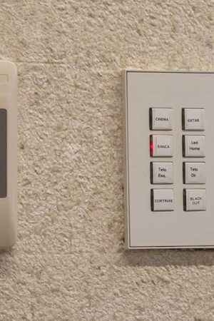 Termostato inteligente e keypad para controle da iluminação estão integrados à automação da casa
