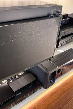 Detalhe das fontes de sinal: destaque para a matriz de áudio/vídeo com controle de som ambiente.