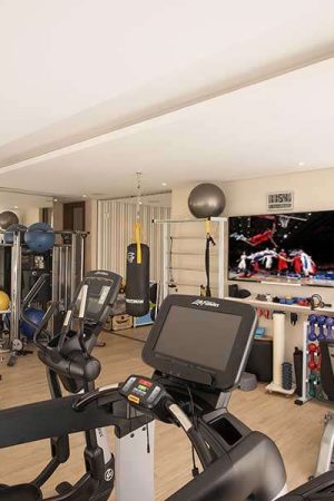 A academia da casa também foi equipada com TV (75”) e 8 caixas de som ambiente, tudo comandado pelo celular.