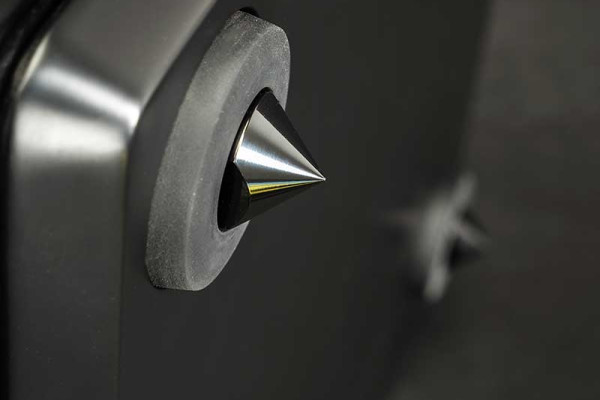 Detalhe dos spikes no sub Abyss, que ajudam a controlar as vibrações.