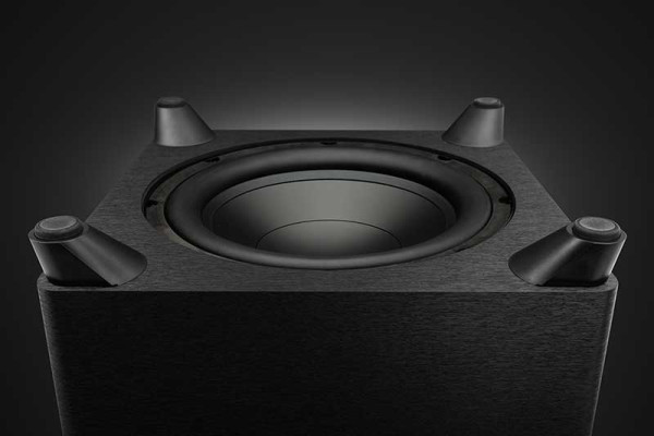 Falante down-firing da linha Foundation, que espalha os sons a partir do piso.