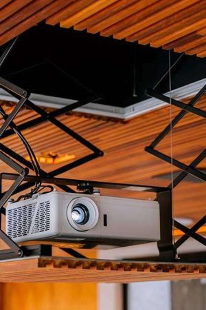 Detalhe do lift embutido no teto que abriga o projetor 4K e é acionado por controle remoto