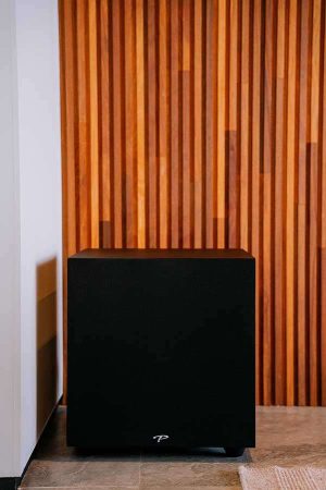 O subwoofer é a única caixa acústica que não foi embutida no teto