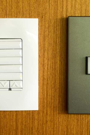 Keypads e interruptores como estes foram espalhados por toda a casa
