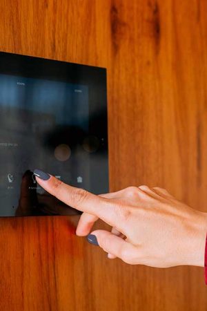 Painel de automação permite visualizar vários ambientes da casa.