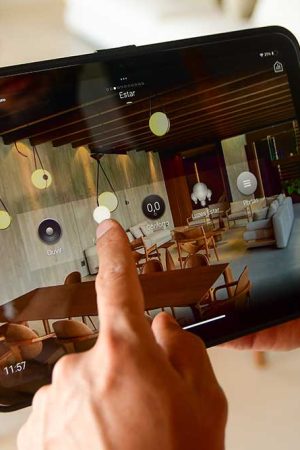 Pelo tablet, os moradores conseguem controlar luzes, portas e temperatura, além do som ambiente.