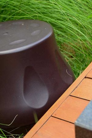 Subwoofer de jardim instalado junto à piscina: maior impacto nos graves da área externa.