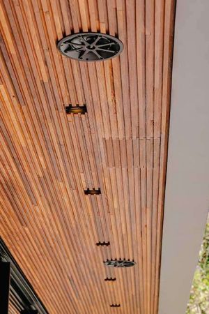 Uma das diversas caixas acústicas que atendem a ampla área externa