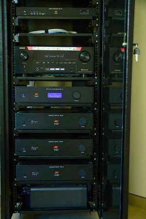 O rack instalado num cômodo à parte abriga receiver, vários amplificadores e um condicionador de energia.