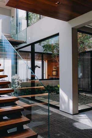 A casa possui cinco pavimentos; todos estnao integrados através da automação.