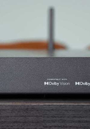 A discrição já começa no painel frontal, apenas com um botão (POWER).