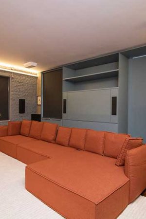 No sistema Dolby Atmos do apartamento, o som é processado em 7.4.4 canais.