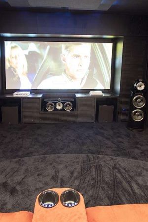 Vista da tela a partir das poltronas de cinema, a uma distância calculada para a máxima imersão.