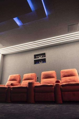 Iluminação indireta (por leds) e revestimentos acústicos no piso, teto e paredes.