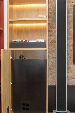 Aqui, um dos 4 subwoofers de alto desempenho e uma das caixas torre planares. Altura: 1,94m.