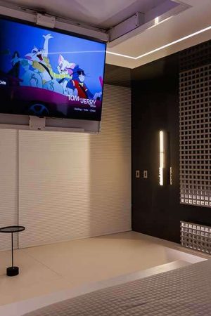 Nas suítes, as TVs foram fixadas em flaps que, montados no teto, se abrem a um toque no controle remoto.