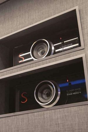 Detalhe dos dois projetores iguais embutidos na parede: alinhamento é fundamental.