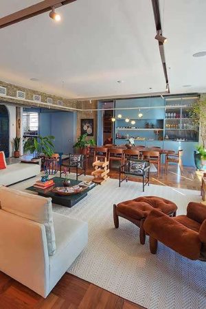 No living, sonorizado com caixas de teto, nota-se as saídas do ar-condicionado central VRF, mais eficiente e econômico.