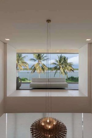 Detalhe de um dos ambientes com vista para a praia