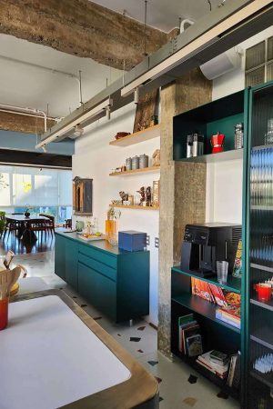 Na cozinha, foram usadas caixas de parede (on-wall), já que não há forro.