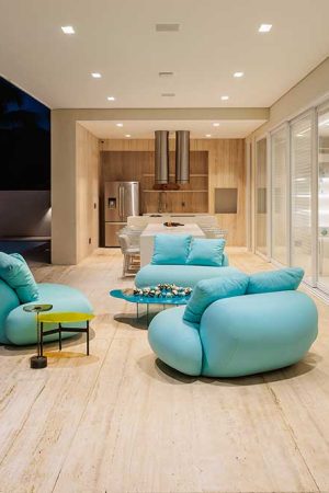 A varanda gourmet, com caixas de teto, é aproveitada inclusive à noite.