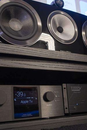 Embaixo da caixa central, amplificador e processador de áudio imersivo definem o envolvimento Dolby Atmos 7.2.4 canais.