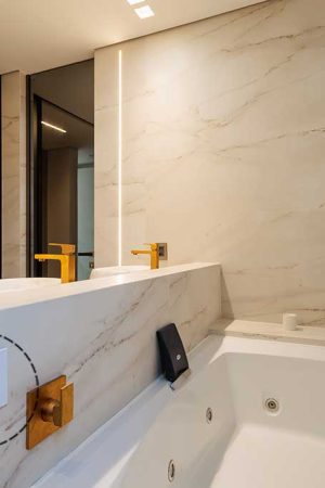 Na banheira, a música ambiente é controlada pelo amplificador de parede (detalhe).