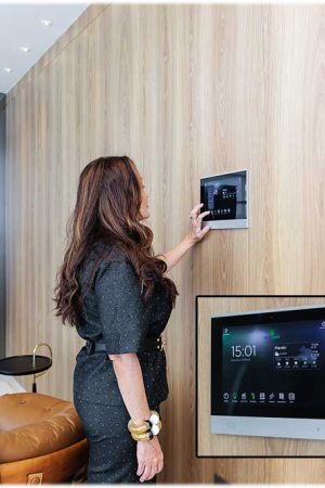 Logo na entrada do living, um painel de parede permite comandar toda a automação da casa.