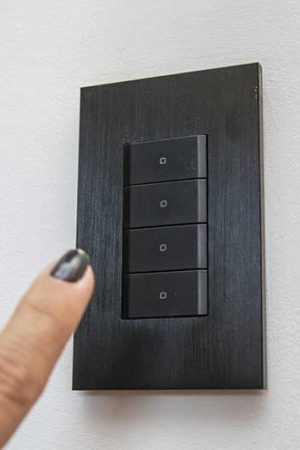 Um dos vários keypads refinados que os moradores usam para acionar luzes em todo o apartamento