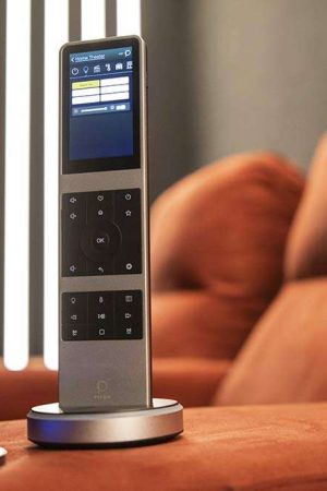 A automação (incluindo aquecimento do piso) é acionada por este controle ou via comandos de voz