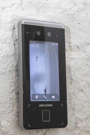 Outra solução tecnológica é o painel de reconhecimento facial, na entrada do apartamento.