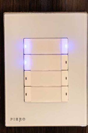 Keypads como este foram instalados em vários pontos da casa</br> para acionar luzes e ar-condicionado