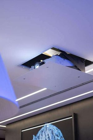 O projetor do living foi embutido no teto