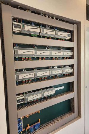 Esta é central de automação que comanda luzes, cortinas, ar-condicionado e as câmeras de segurança.