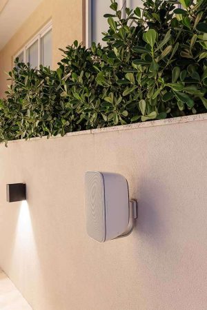 Detalhe de uma das caixas acústicas resistentes ao tempo que espalham som pela área externa