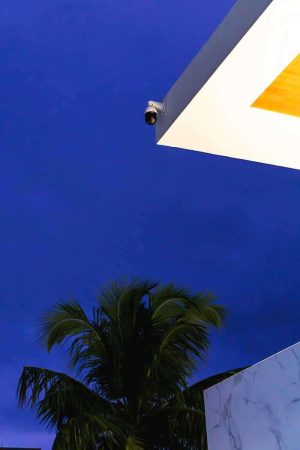 Discretas câmeras de segurança monitoram todo o entorno da casa de praia