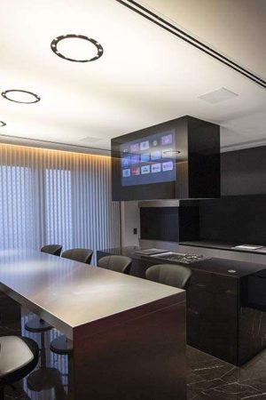 No espaço gourmet, foi fixada uma estrutura no teto para a TV e que também abriga um depurador de ar.