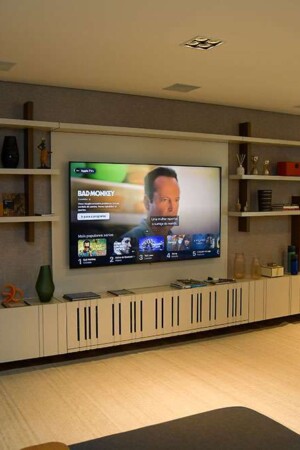 No home theater, as cinco caixas acústicas foram embutidas no forro de gesso.