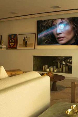 No living de 40m², a TV de 75” é muito usada para reunir os amigos em sessões de “cinema em casa”.