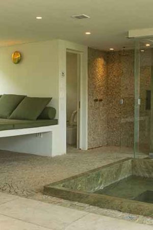 A casa tem ainda um spa com ofurô e som ambiente, para as horas de relaxamento.