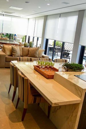 A ampla varanda conta com som ambiente e persianas automatizadas.