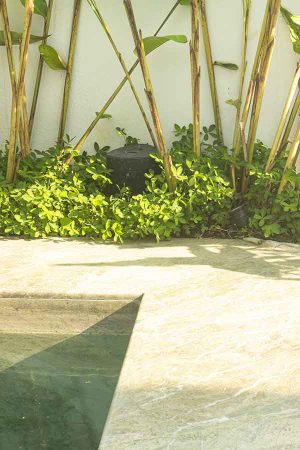 Uma das quatro caixas acústicas outdoor, camufladas no jardim.